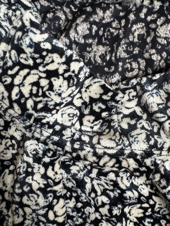 Falda Hollister Terciopelo Aplastado Patinador Ditsy Floral Para Mujer Mediana Negra y Beige Foto 4 de 4