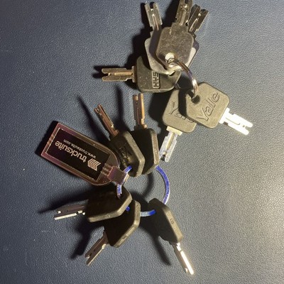 11 Forklift Ignition Keys Lot   Hyster, Yale & Universal + Keyrings & Keychain