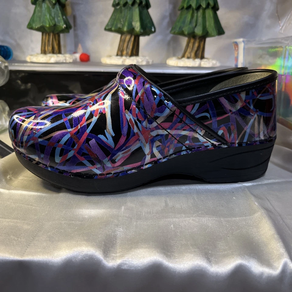 Zueco para mujer Dansko XP 2.0 negro, púrpura cinta charol talla 39EU 8-8.5 Foto 2 de 4