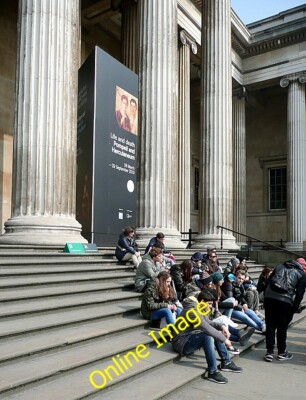 Foto 6x4 Die Schritte des British Museum London Eine Gruppe von Studenten machen c2013