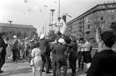 Dieter Kunzelmann throws leaflets into crowd 9 August 1967 around - Old Photo 1