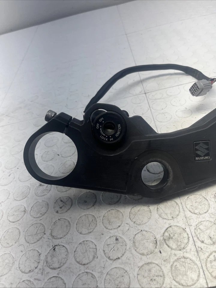 2007-2008 SUZUKI GSXR 1000 OEM USED UPPER TRIPLE TREE WITH IGNITION NO KEY - Image 2 of 4