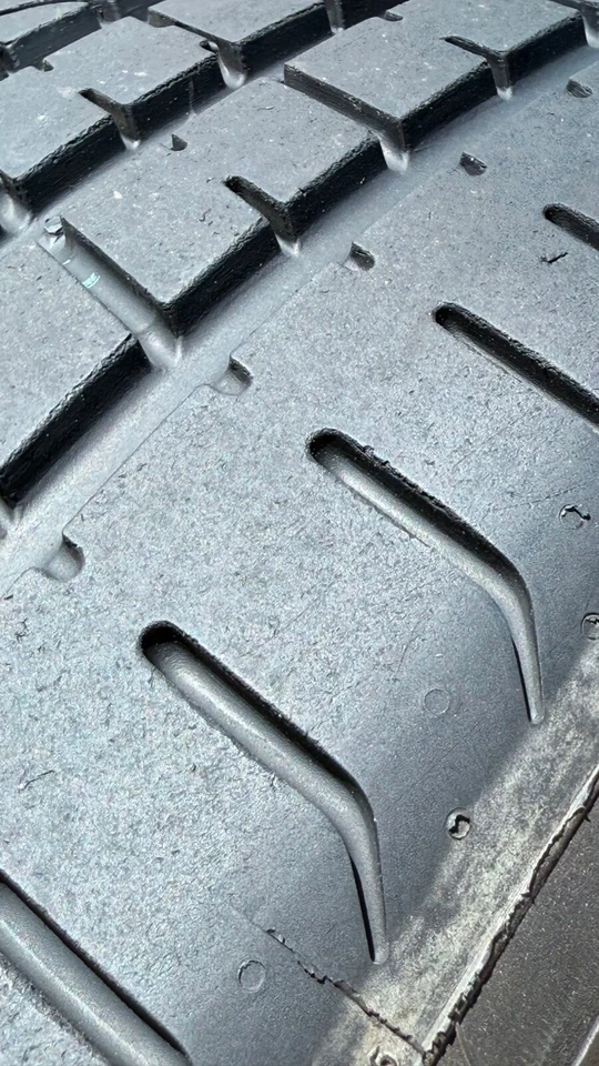 倍耐力 PZero 265/40ZR21 XL 轮胎 4 件套 - 低使用率,出色的踏板,SUV 运动型 — 第 2/4 张图片