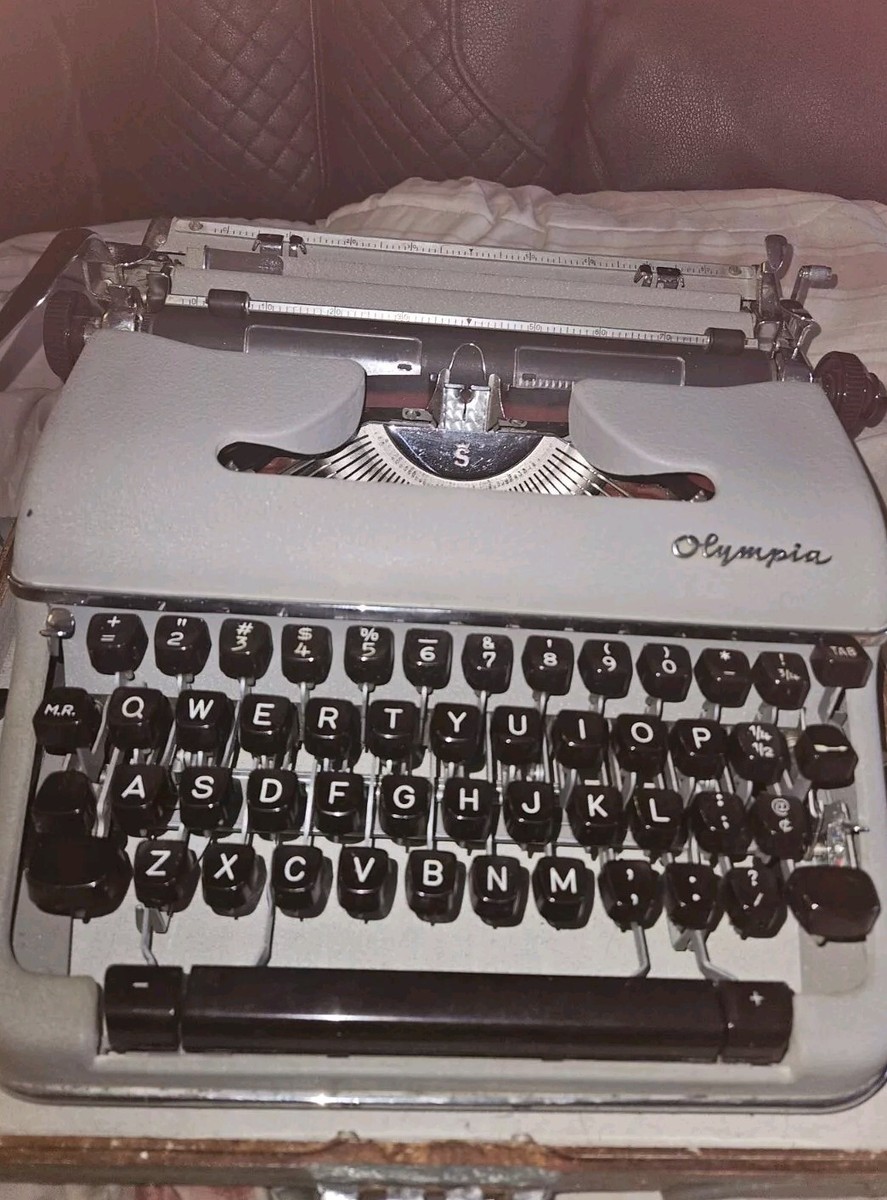 Olympia Model SM タイプライター Vintage 1959 Olympia SM-4 Gray Portable Typewriter w/Case