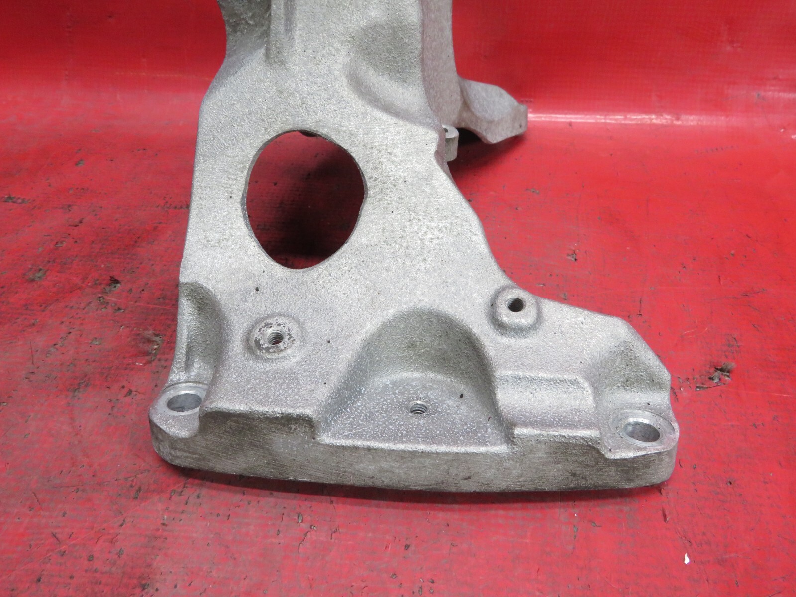 2006 BENTLEY FLYING SPUR  RIGHT PASSENGER MOTOR MOUNT BRACKET