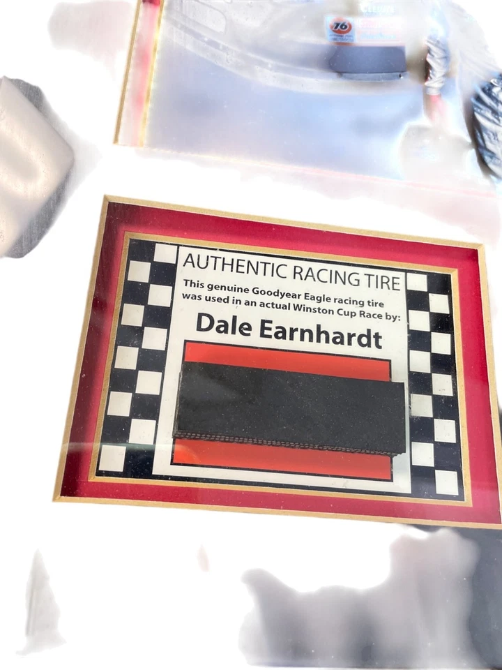 Memorabilia enmarcada de Dale Earnhardt con pieza auténtica de neumático de carreras y carrera alta Foto 3 de 4