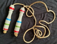 Altes M&auml;dchen-Springseil, Kinder Springseil ~ Anf. 1970'er Jahre. Holz & Sisal