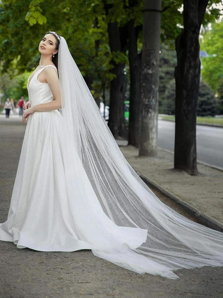 Lujoso velo de novia con diamantes de imitación: longitud de catedral artesanal, marfil brillante Foto 3 de 4