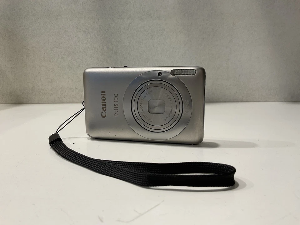 Canon IXUS 130 14.1MP Fotocamera Digitale Argento Con Sd Caricabatterie Batteria - Immagine 2 di 4