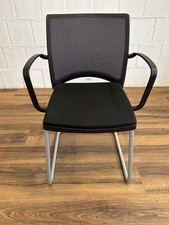 Viasit Linea Besucherstuhl schwarz grau Netzrücken Armlehnen