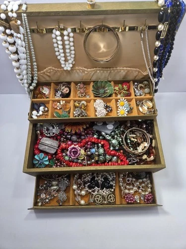 Vintage Costume Jewelry Mixed Lot Necklaces, Bracelets, Earrings, Brooches