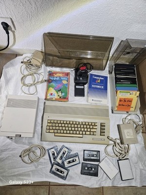 Original Commodore Computer C64 + Floppy 1541-II  + Diksetten + Buch + Joystick