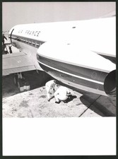 Fotografie Flugzeug - Passagierflugzeug der Air France wird von Mechanikern unt