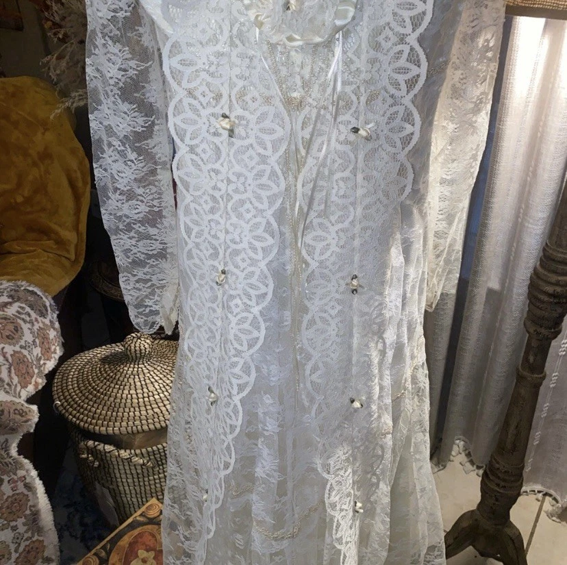 60’s Vintage Elegant White Lace Wedding Gown And Head Piece - Image 4 of 4