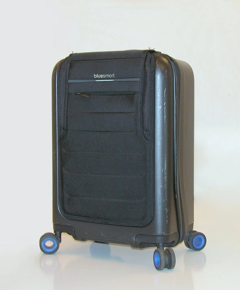 BlueSmart 22" Smart Spinner con puerto de carga USB Equipaje de mano - Negro Foto 3 de 4