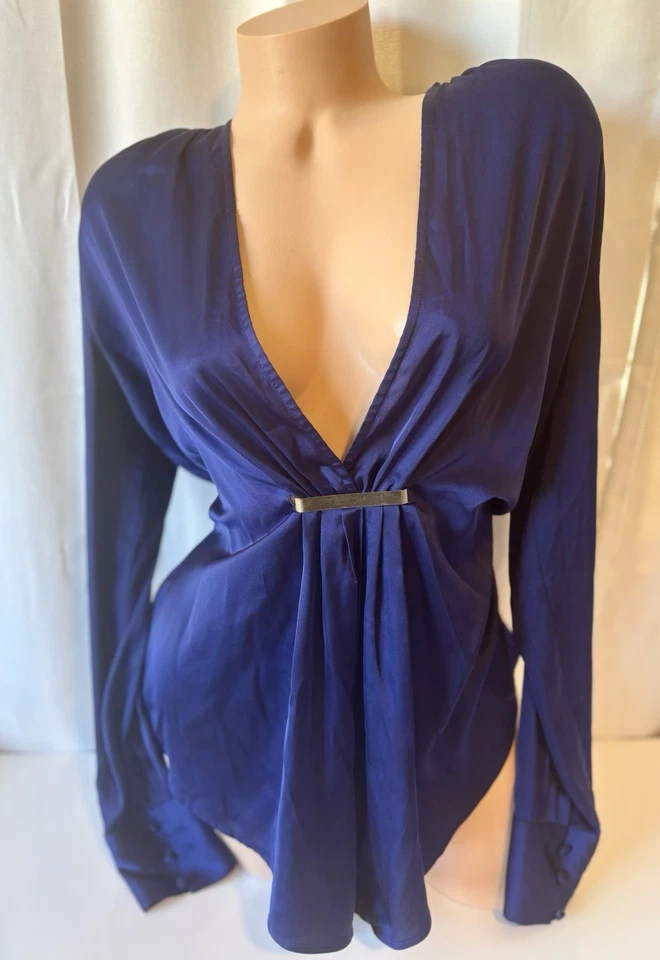 Blusa Express Azul Real Profunda V con Detalle de Cierre Talla Mediana Foto 2 de 4