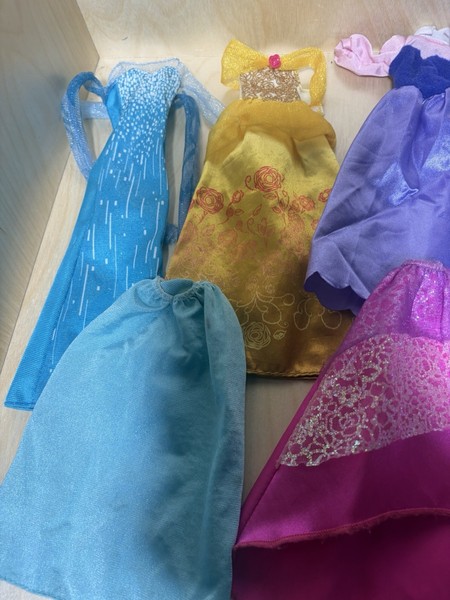 Lote de vestidos y faldas para muñecas tamaño Barbie de Disney Princess 2