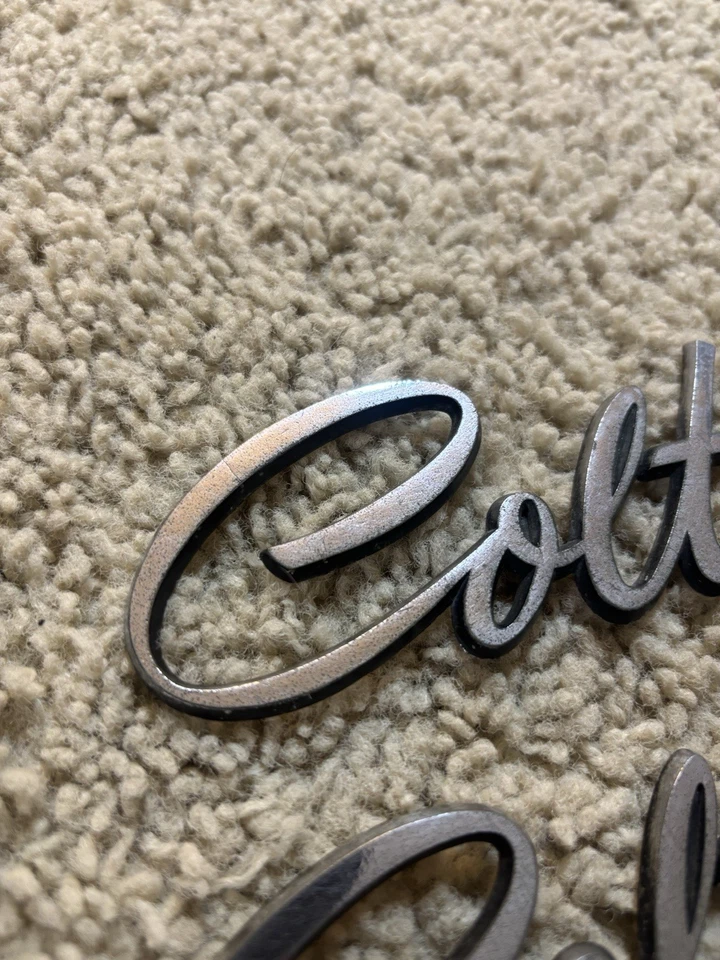 1974-79 DODGE COLT EMBLEMA PLÁSTICO PARA-LAMA FABRICANTE DE EQUIPAMENTO ORIGINAL 75 76 77 78 LEITURA - Imagem 4 de 4