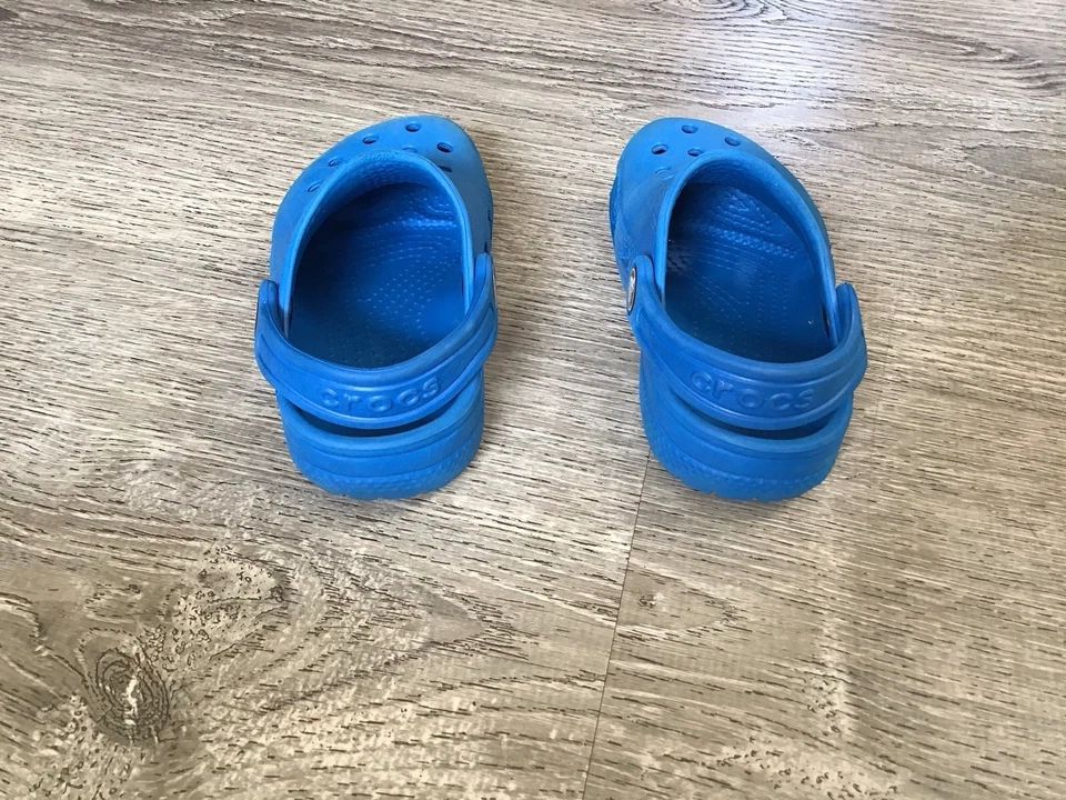 Sandalias Crocs azules sin cordones para niños pequeños talla 8 C8 zuecos zapatos niñas niños Foto 3 de 4