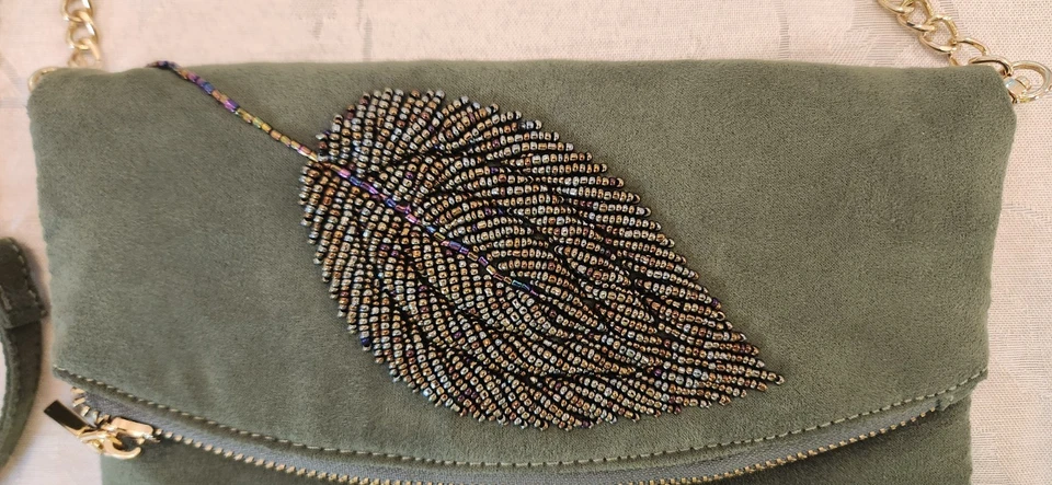 CHARLING CHARLIE Bandolera de Gamuza Verde con Detalle de Hoja de Cuentas de Vidrio Foto 2 de 4