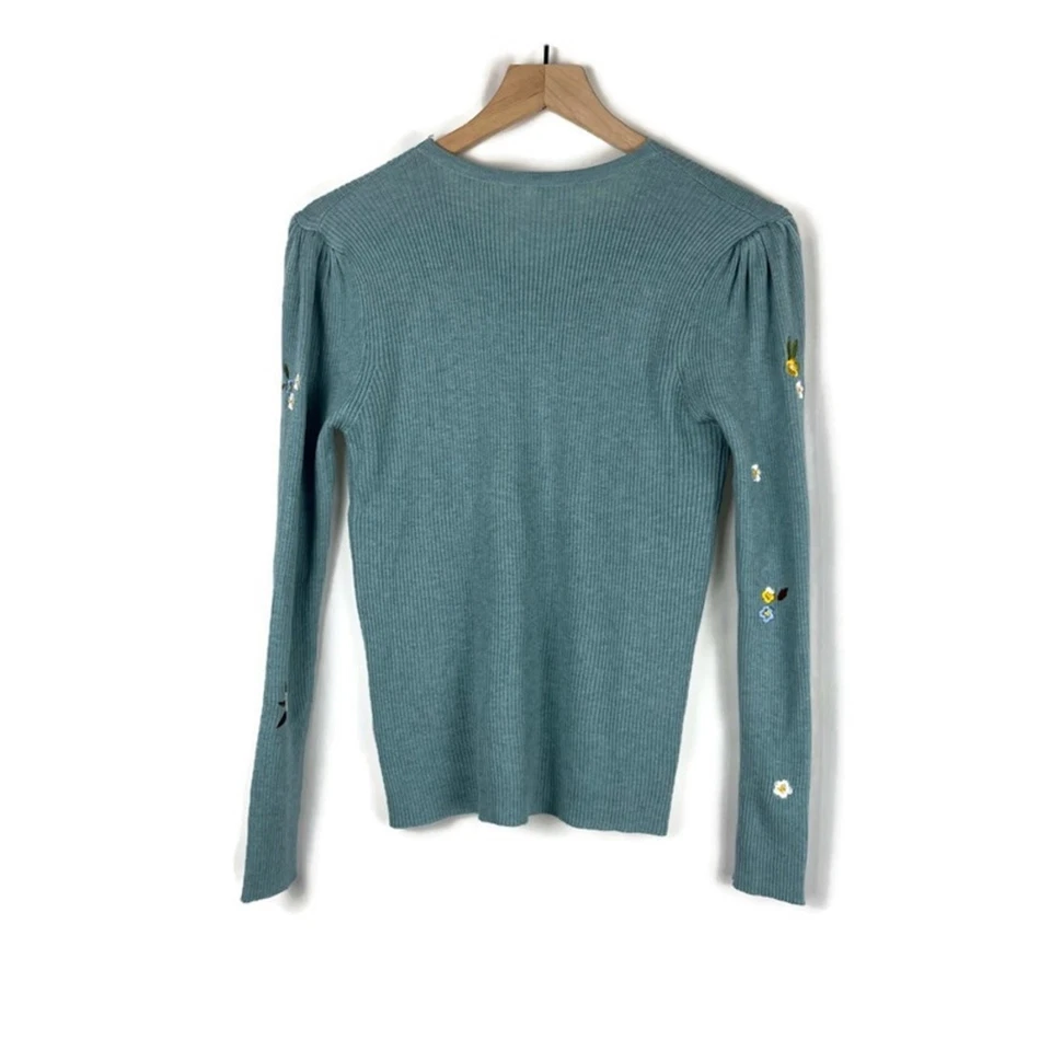 Suéter de malha retrô floral bordado verde com nervuras gola V detalhe de pérola Est P/M - Imagem 2 de 4