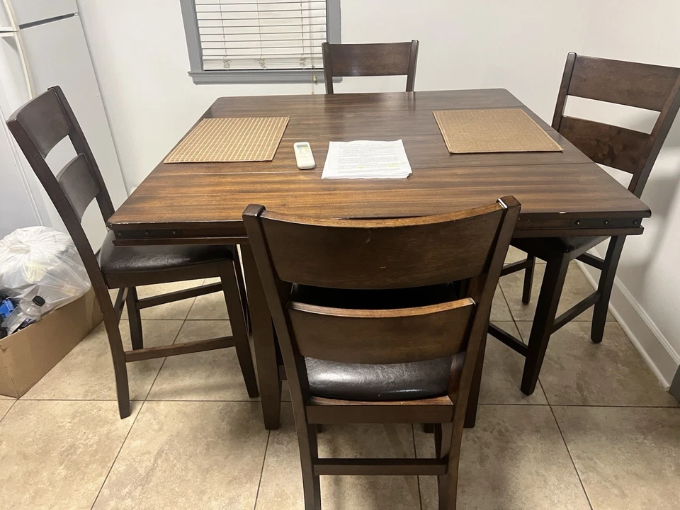 Juego de comedor Coaster Gabriel de 5 piezas con altura de mostrador cuadrado - Acabado capuchino Foto 2 de 3