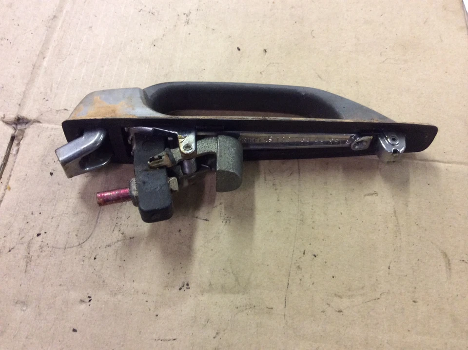 78 79 80 81 82 83 84 85 manija puerta exterior trasera izquierda mercedes 240d 300d 300td Foto 3 de 3