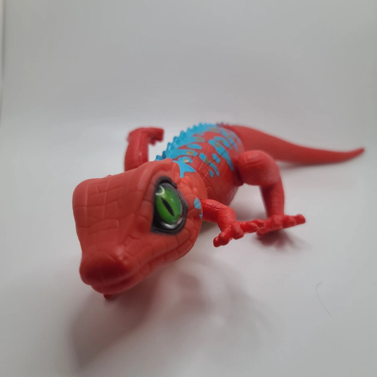 Robo Alive Lurking Lizard Series 2 Red Blue by Zuru Interactive