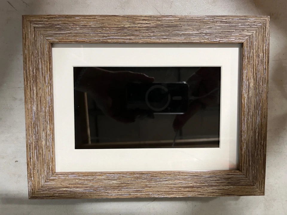 Aluratek 7" Distressed Wood Digital Photo Frame - Image 2 of 3