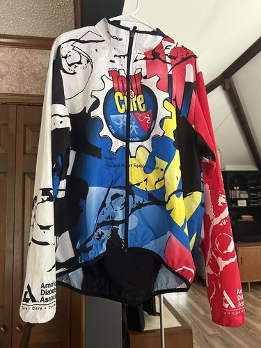 GIACCA CICLISMO SUGOI UOMO XXL 2XL Tour De Cure Rain Windbreaker GUC - Foto 1 di 10