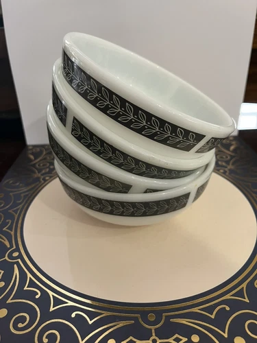 Vintage Pyrex Laurel Leaf Dessert Bowl Set. Set Of Four.