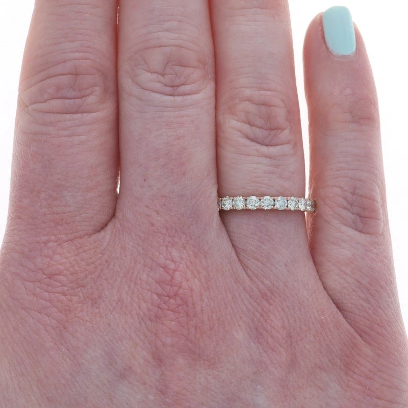 Alianza de boda de diamantes de oro rosa - Anillo francés brillante redondo de 14 k .70 ctw Foto 2 de 4