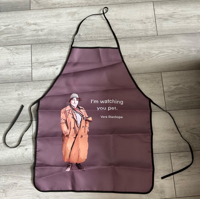 VERA STANHOPE SCHÜRZE..EINHEITSGRÖSSE..BURGUND. VERA DIE TV-SERIE..ICH BEOBACHTE DICH HAUSTIER!