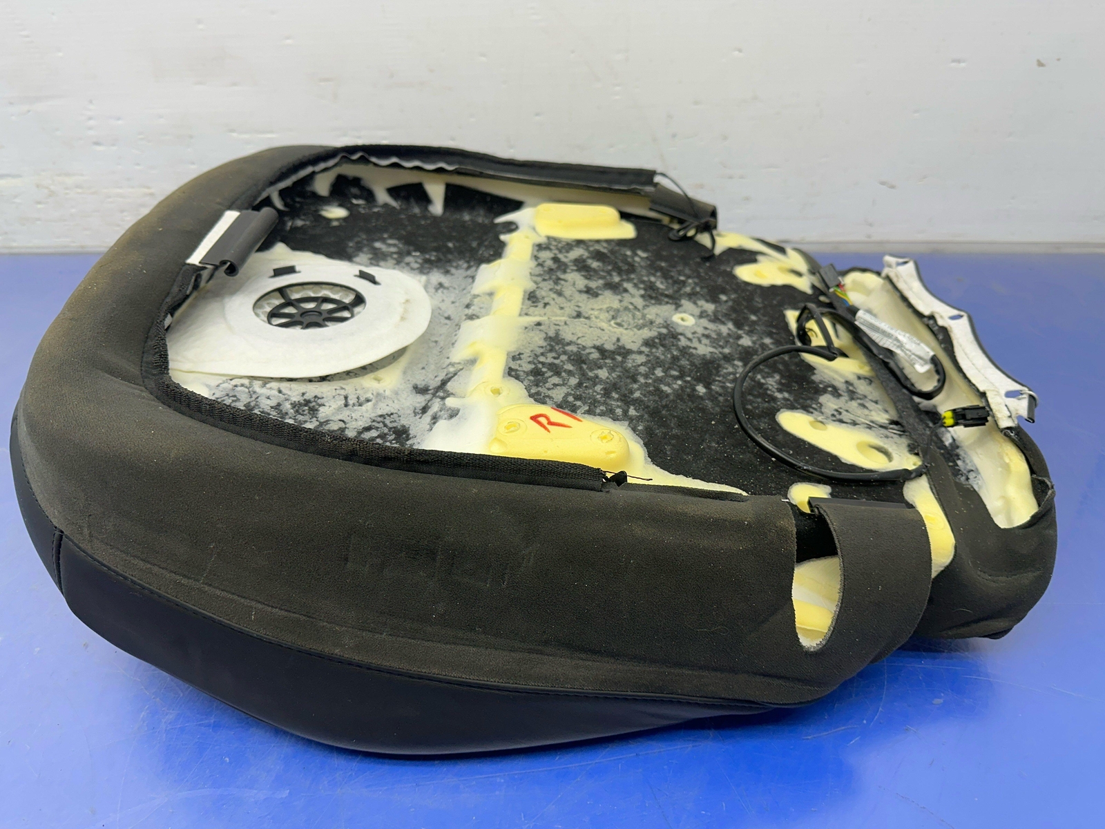 2017-2020 MASERATI LEVANTE M161 OEM FRONT RIGHT LOWER SEAT CUSHION BLACK