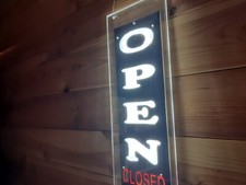 BRIGHT VERTICAL WHITE LED ACRYLIC OPEN CLOSED SIGN Restaurant Shop Bar UK