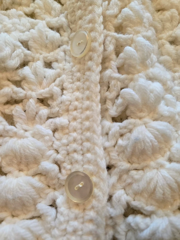 PONCHO blanco vintage años 60 70 ganchillo a mano con chal de mayor peso COLLAR Foto 3 de 4