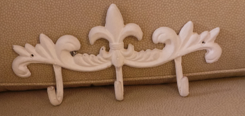 Chapeau manteau mural vintage Fleur De Lis 3 crochets fer blanc 12 1/2" x5 1/2" très bon état - Photo 2/5