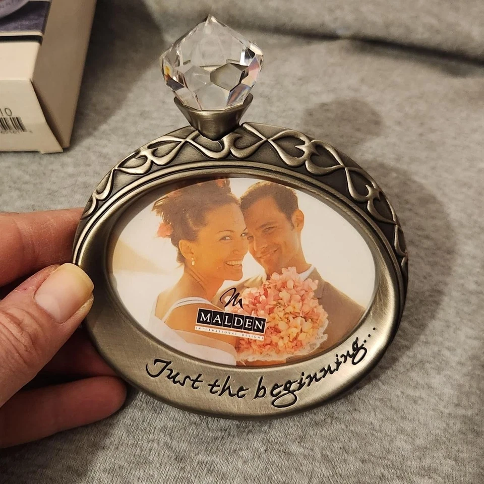 Anillo de compromiso de boda Malden con diamantes 'Just the Beginning' marco de fotos Foto 2 de 4