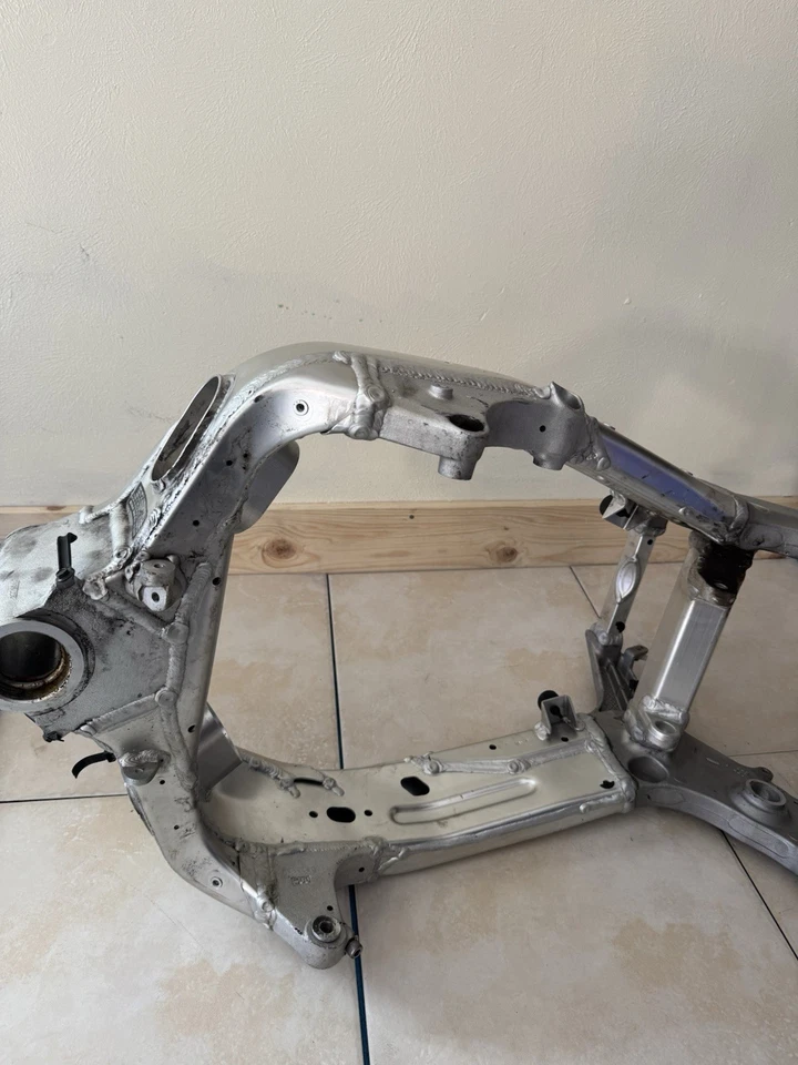 01 02 03 2001 2002 2003 SUZUKI GSXR 600 FRAME MAIN FRAME CHASSIS CLN - Image 4 of 4