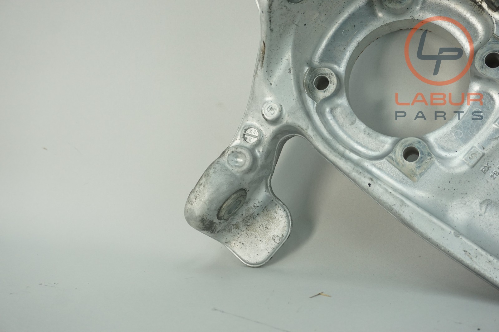 M139 03-08 Maserati Quattroporte Front Right Side Spindle Knuckle Z7036