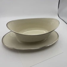 Lenox Solitaire Ivory Platinum Gravy Boat With Attached Underplate 