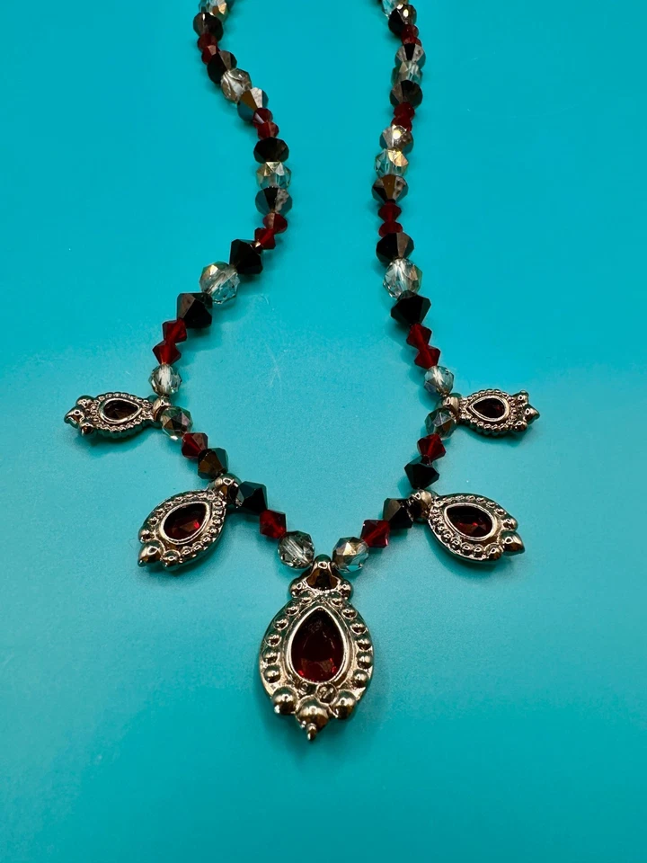 Collar Swarovski Rojo Transparente Negro Cristales Tono Plata Cisne Etiqueta Colgante Firmado Foto 3 de 4