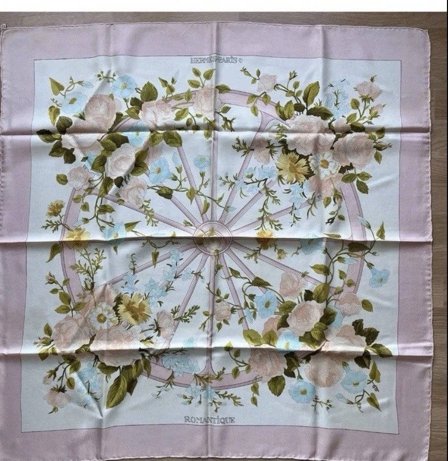 Hermès FOULARD HERMES TROPIQUES PAR LAURENCE BOURTHOUMIEUX EN SOIE ROSE