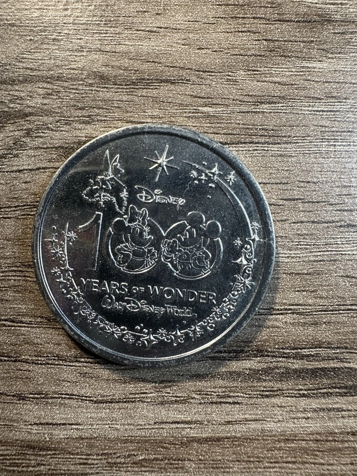 Medalhão moeda prata coelho branco Alice no País das Maravilhas 100 anos Disney - Imagem 2 de 2