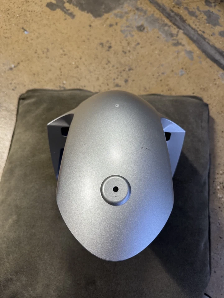 Guardabarros delantero Suzuki GSX-R1000 2017-2025 OEM 53111-17K0 PLATEADO Foto 2 de 4