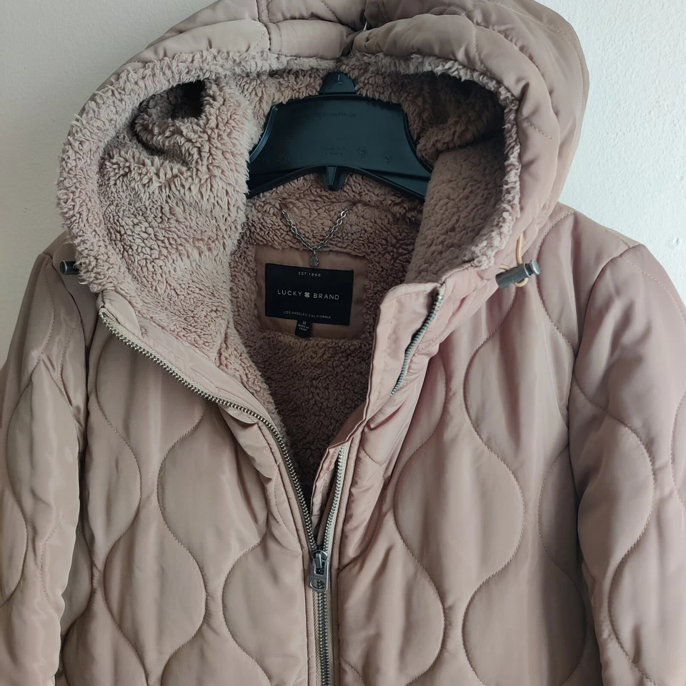 Abrigo acolchado Lucky Brand para mujer talla M chaqueta forrada de sherpa con capucha tostado/beige Foto 2 de 4