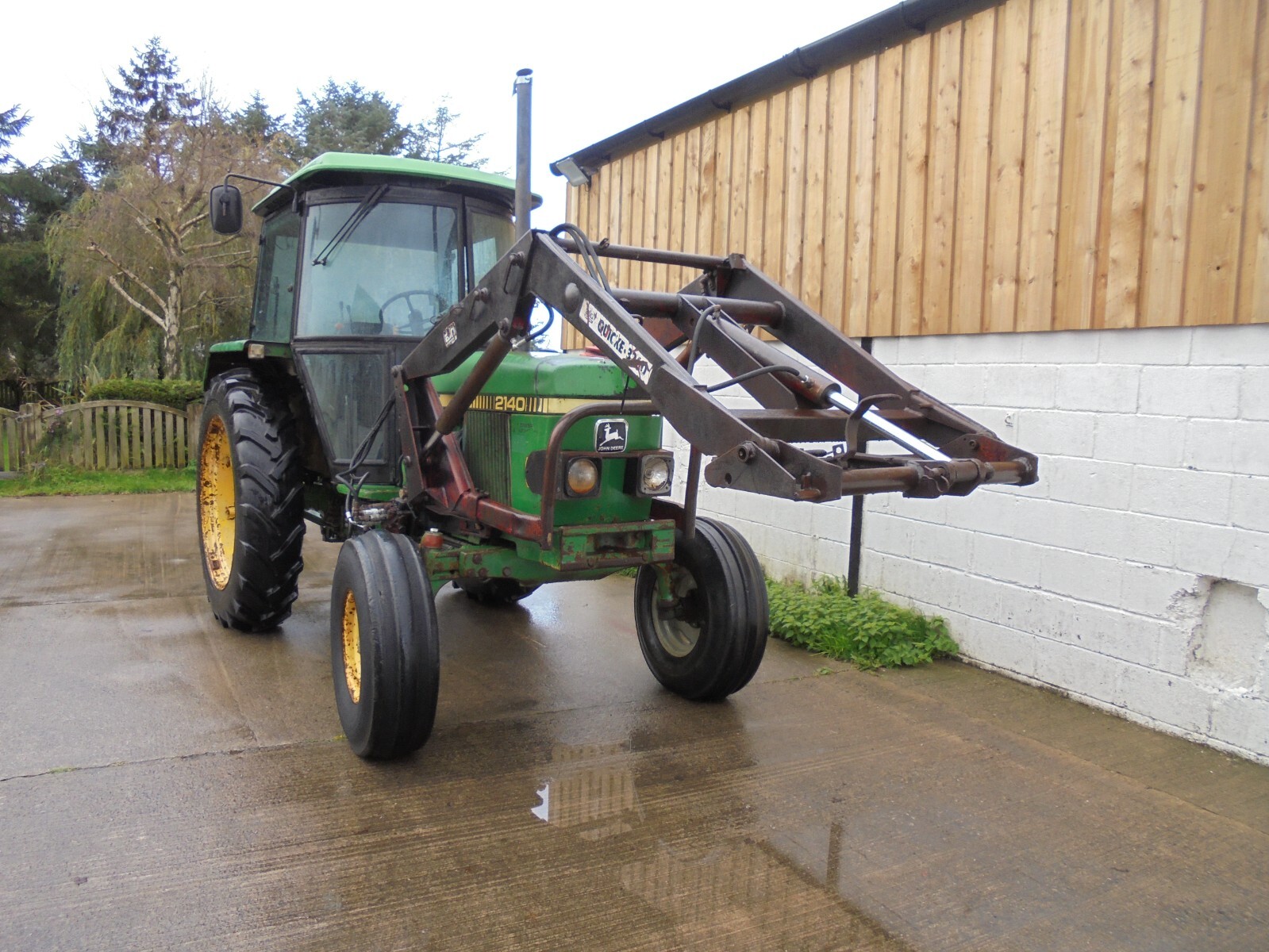 John Deere 2140 Tractor & Quicke Power Loader. Low Hours. JD 2140