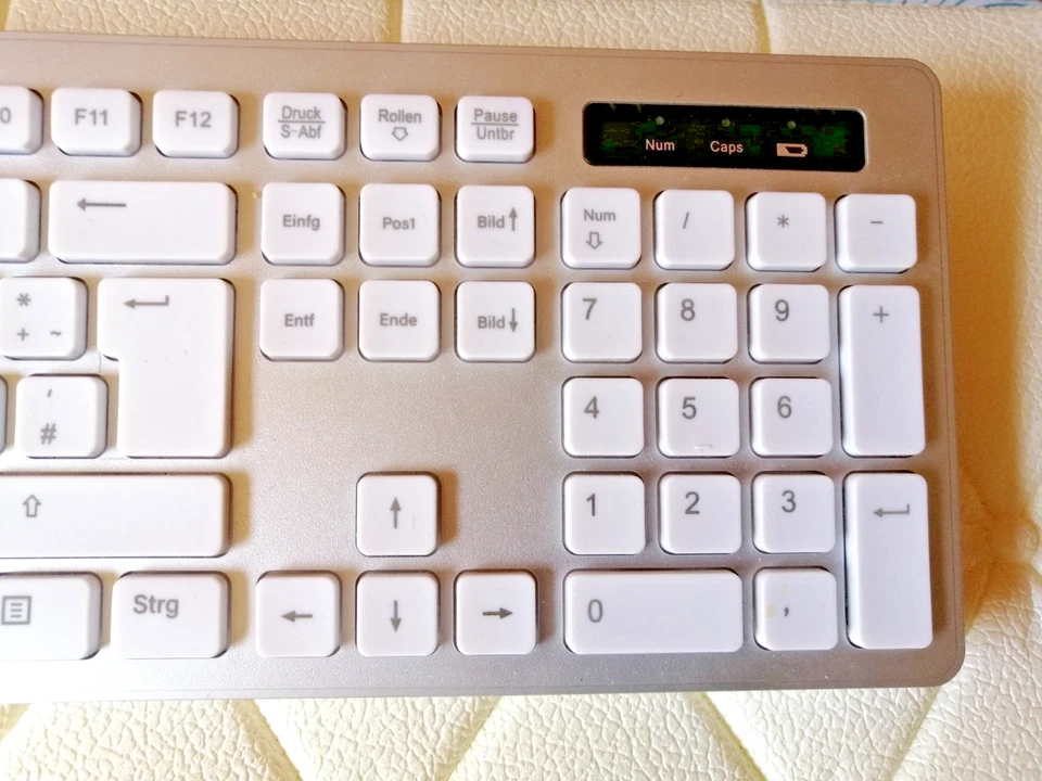 TCM Tchibo Tastatur Keyboard weiß/silber NEU 2-in-1: Bluetooth® 5.2 Funk 2,4 GHz - Bild 2 von 4