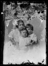 Photo:Unidentified Group of Three Children Portrait