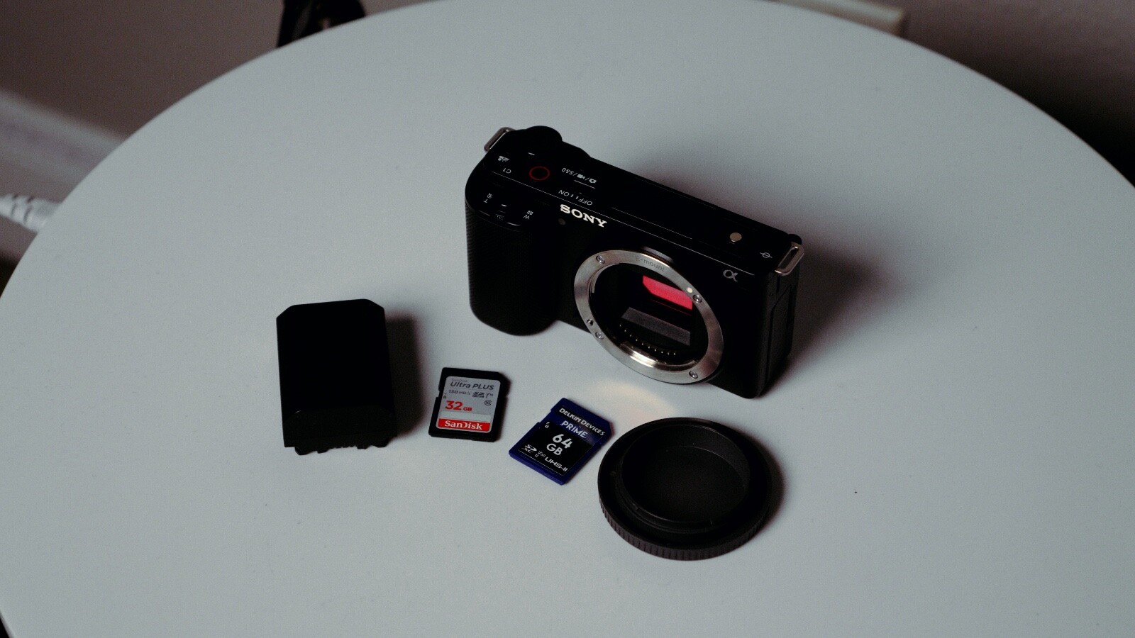 Used Sony ZV-E10 Excellent Condition Includes 1 Battery, 1 Lens Cap, 2 SD Cards